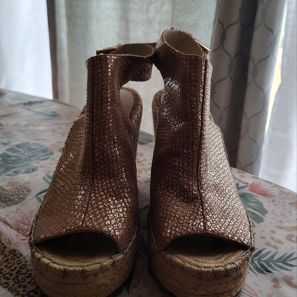 Kenneth Cole Odette Espadrille Wedge Sandals Metallic Gold Leather Snake Sz 8.5